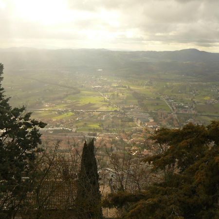Hotel La Rocca Gubbio Bagian luar foto