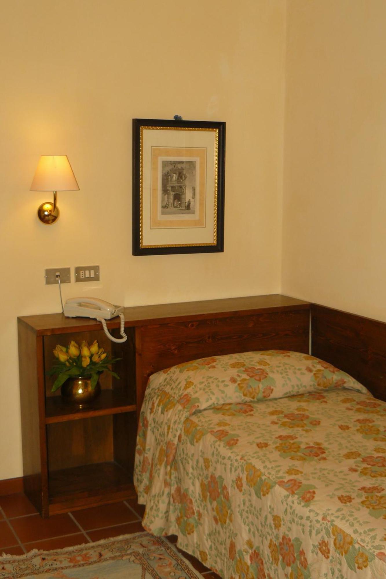 Hotel La Rocca Gubbio Bagian luar foto