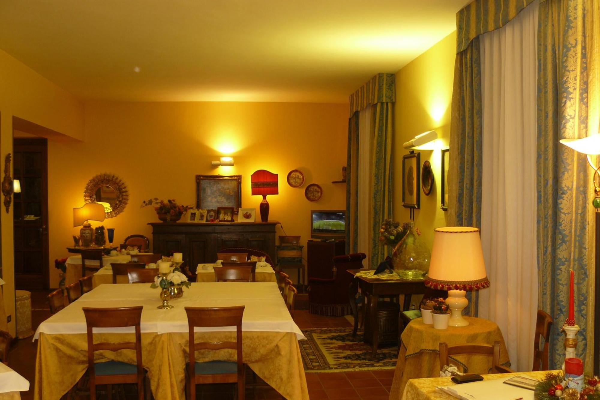 Hotel La Rocca Gubbio Bagian luar foto