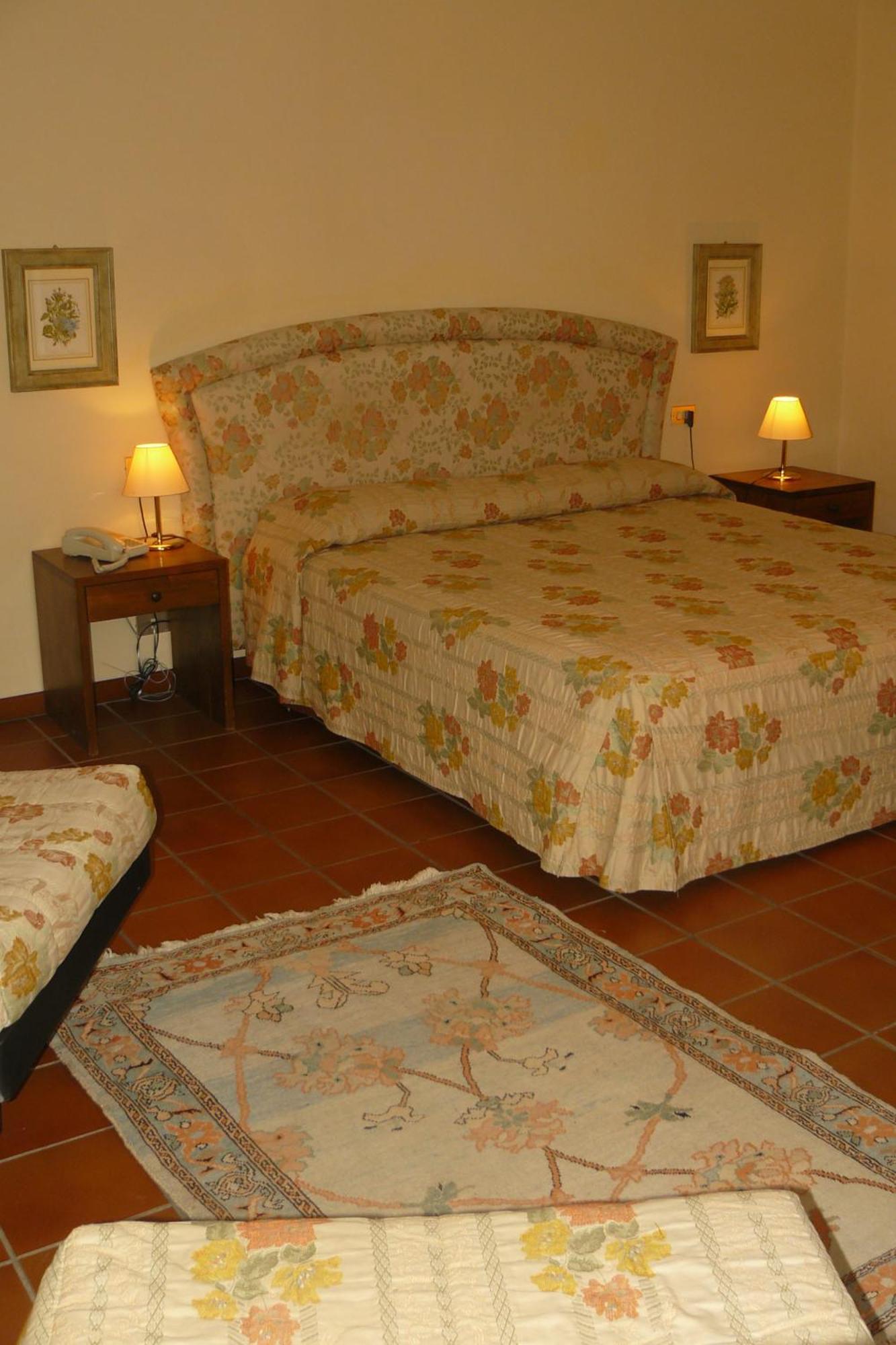 Hotel La Rocca Gubbio Bagian luar foto
