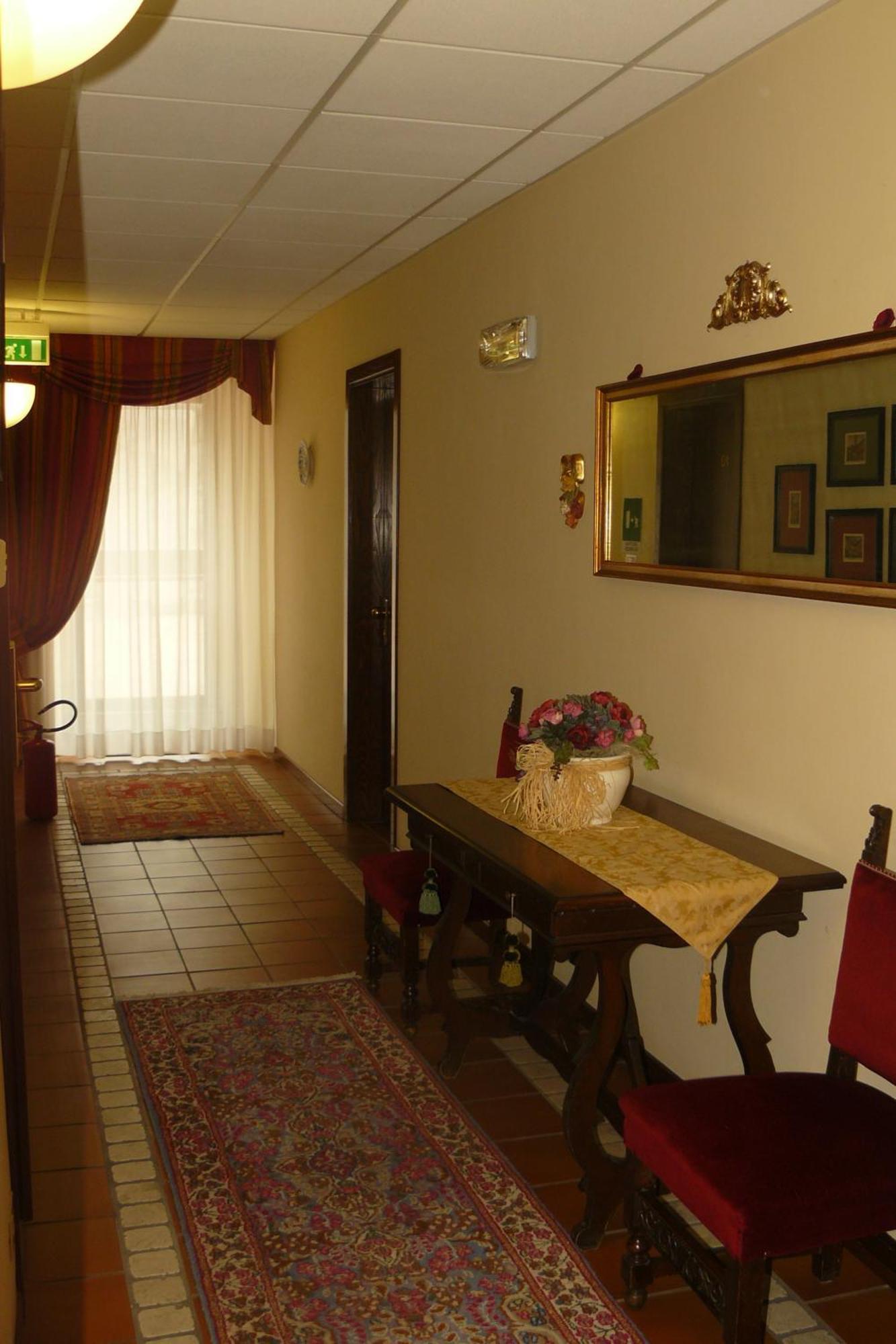 Hotel La Rocca Gubbio Bagian luar foto