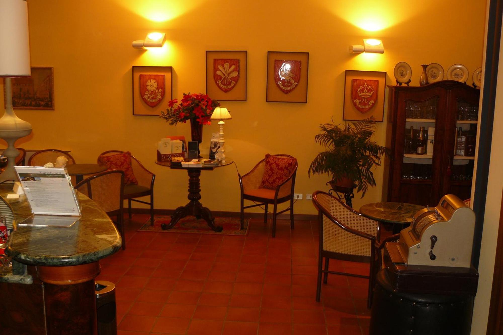 Hotel La Rocca Gubbio Bagian luar foto