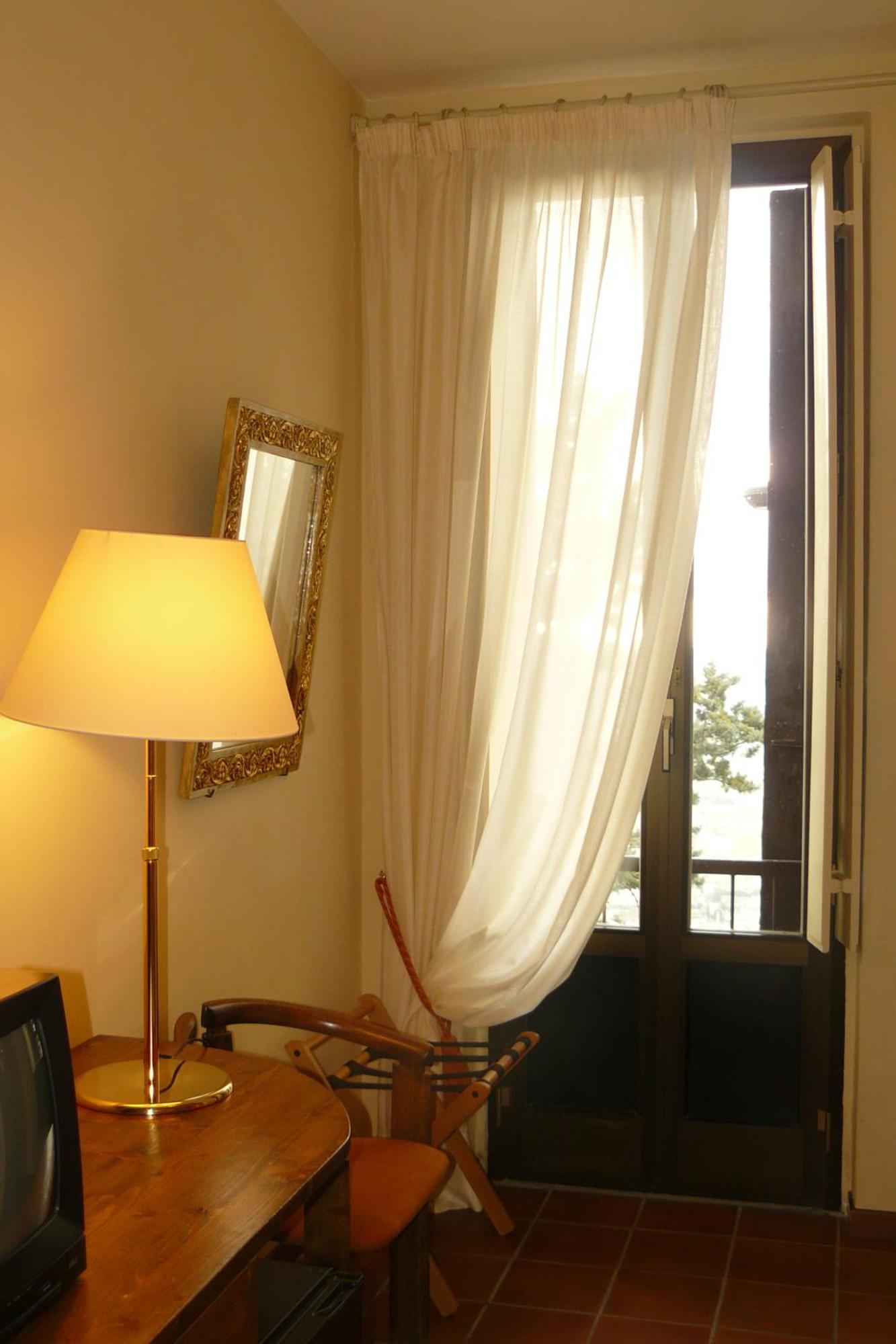 Hotel La Rocca Gubbio Bagian luar foto