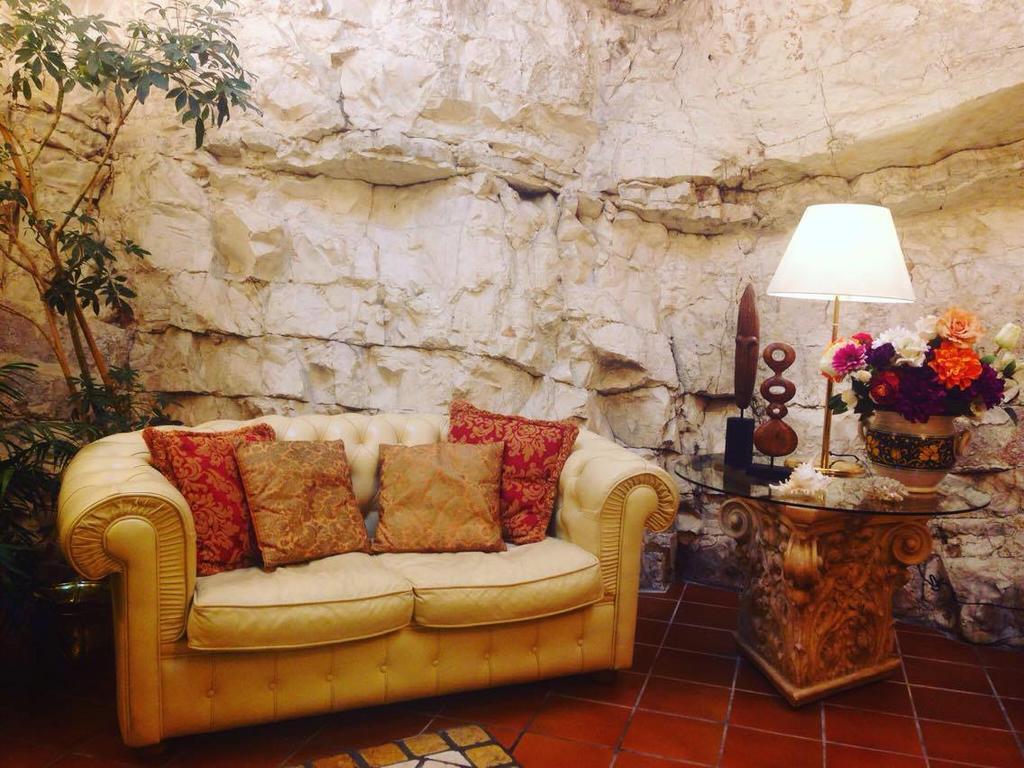 Hotel La Rocca Gubbio Bagian luar foto