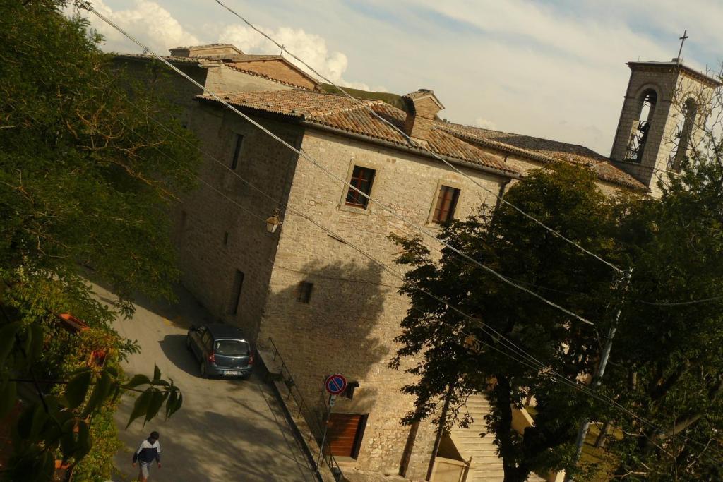 Hotel La Rocca Gubbio Bagian luar foto