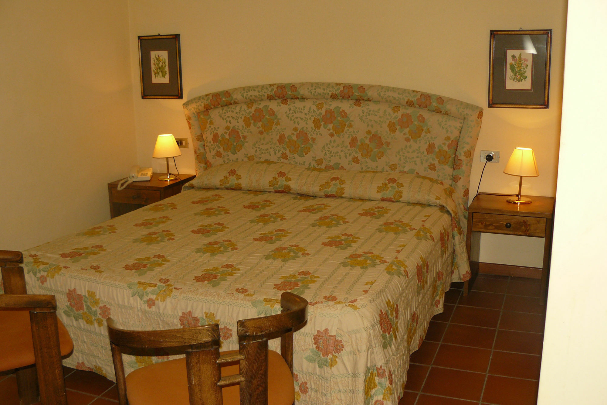 Hotel La Rocca Gubbio Bagian luar foto