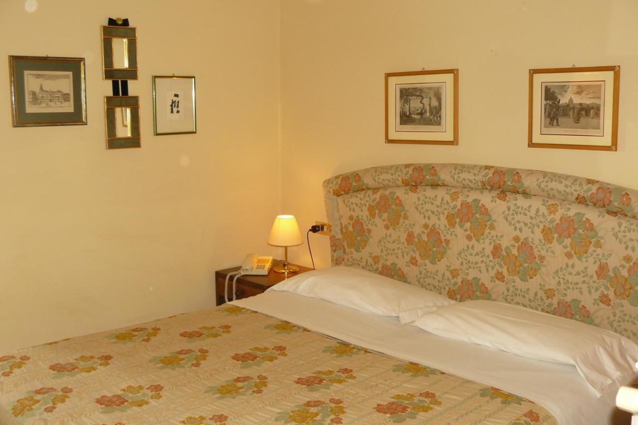 Hotel La Rocca Gubbio Ruang foto